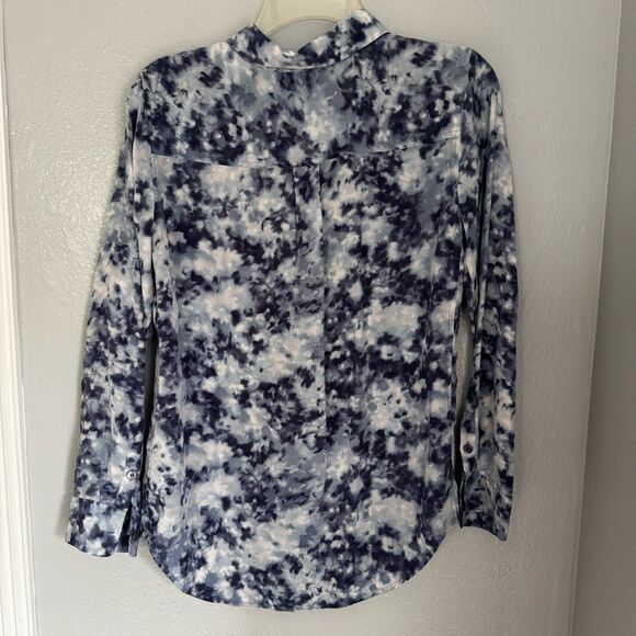 Equipment Femme White Blue Pattern Satin Button Down Shirt Women's Small - Picture 2 of 3